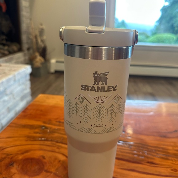 Stanley 30 oz IceFlow Winter Scape Limited Release Deco Edition- Limited Edition - Picture 2 of 3